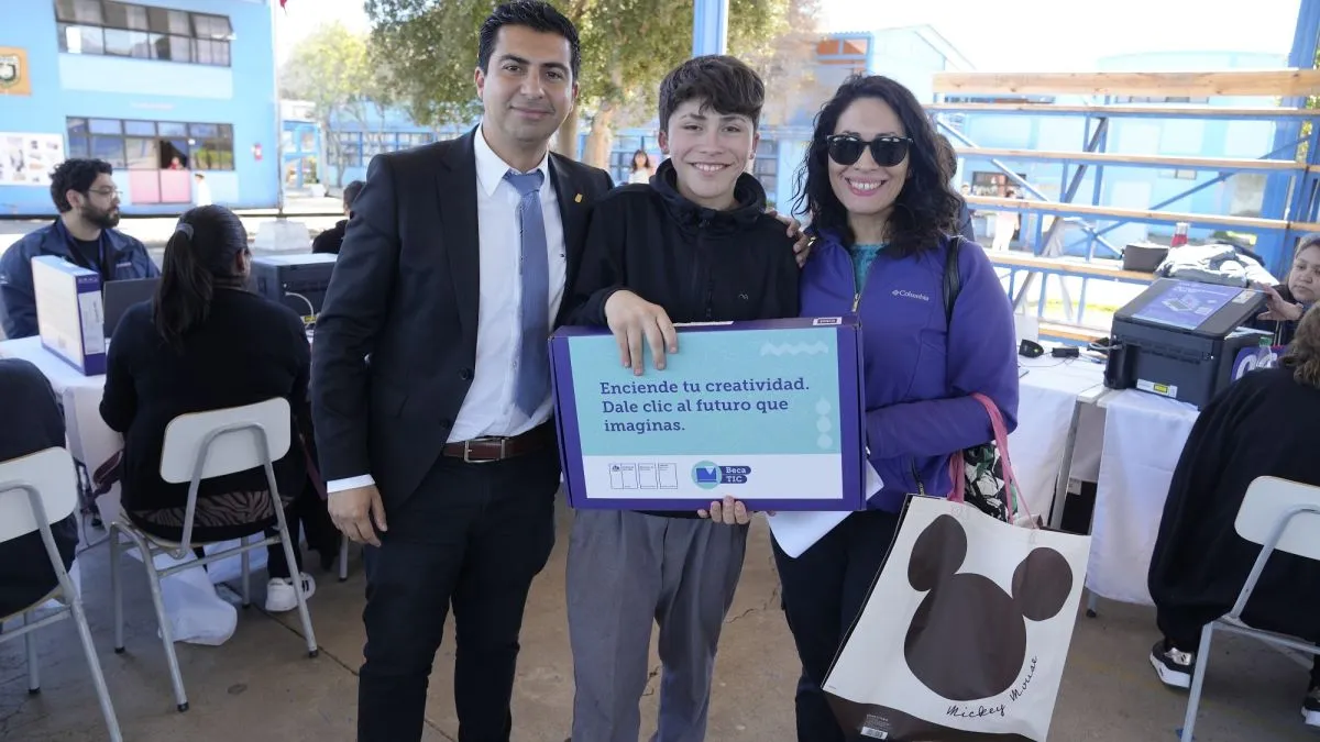 Estudiantes de Ovalle reciben computadores para fortalecer aprendizajes Estudiantes de Ovalle reciben computadores para fortalecer aprendizajes