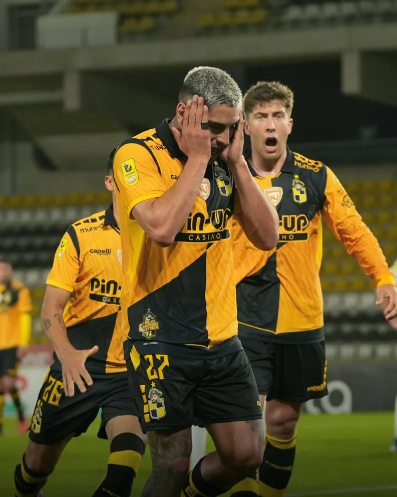 El delantero paraguayo Luis Riveros, marcó el tanto del triunfo aurinegro sobre la Universidad de Concepción en el Francisco Sánchez Rumoroso, dejando atrás una sequía de siete fechas sin conocer la victoria en la Liga. (Foto. Coquimbo Unido)