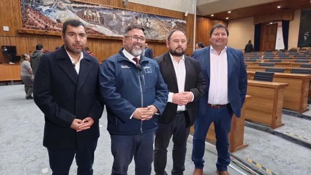 En la reunión estuvieron presentes el alcalde de Ilalpel, Denis Cortés y el delegado presidencial, Víctor Pino, además de los ediles Christian Gross de Los Vilos y Waldo Contreras de Canela. (Foto: Cedida)