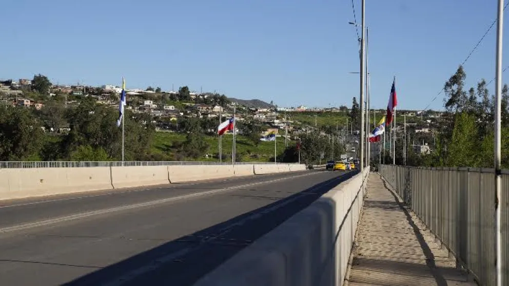Las banderas sustraídas habían sido instaladas en el Puente La Chimba como parte de la ornamentación preparada por el municipio para las celebraciones de Fiestas Patrias.