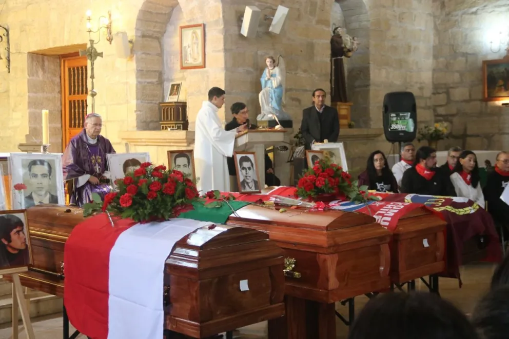 Tras una misa oficiada por el arzobispo de La Serena, fueron despedidos los restos de cuatro de las víctimas de la Caravana de la Muerte que pasó en 1973 por La Serena y fusiló sin juicio a 15 personas. (Foto: Oscar Rosales)