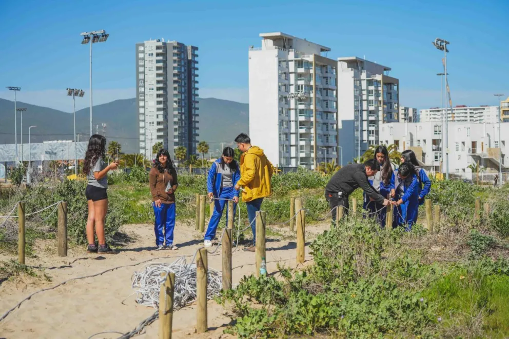 Estudiantes, funcionarios municipales, vecinos y empresas privadas trabajaron codo a codo para limpiar el sector. (Foto: Cedida)