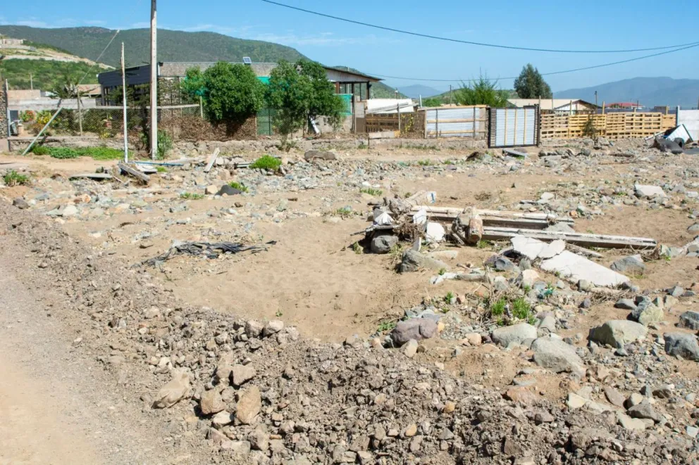 En Cruz de Caña todavía permanecen terrenos vacíos donde antes había viviendas. (Foto: Cristian Silva)