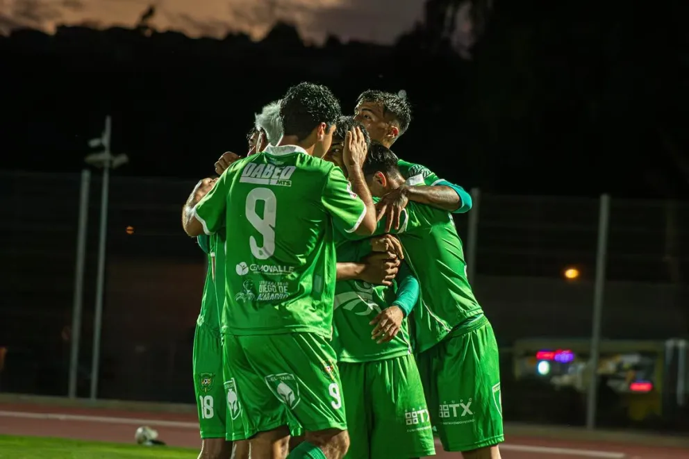 Una de sus principales intervenciones llegó en el segundo tiempo, cuando en los minutos finales se generó un lanzamiento penal que, lamentablemente, fue desperdiciado por Luis Rodríguez. (Foto: Deportes Ovalle)