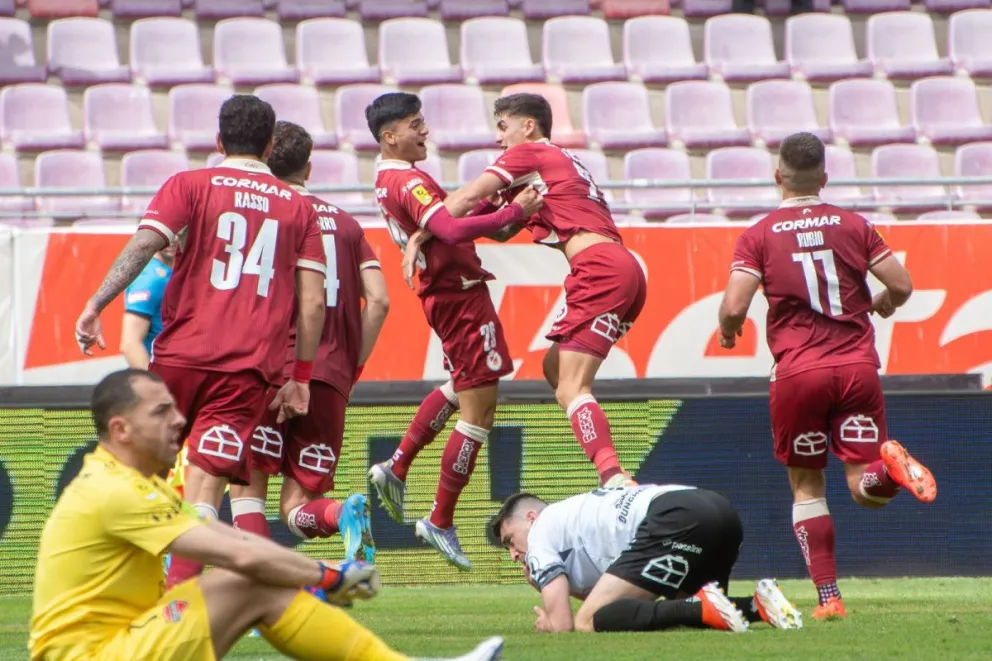 Cuando el partido entraba en los minutos finales, Matías Pinto marcó el segundo gol para dejar los puntos en el estadio La Portada. (Foto: Cristian Silva) 