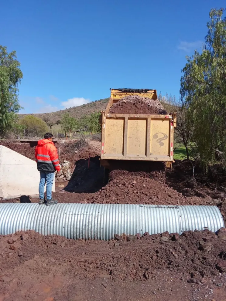 Desde el Ministerio de Obras Públicas, sin embargo, señalaron que el paso de emergencia fue habilitado por equipos de la Dirección de Vialidad, que se han mantenido desplegados en terreno desde el inicio de la emergencia climática.