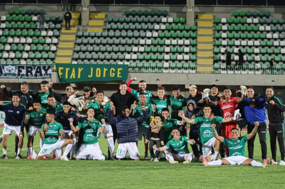 Festejo hubo en el estadio Diaguita con el épico triunfo - con 9 jugadores en cancha - de Provincial Ovalle sobre Atlético Colina con el tanto de Renato Tarifeño. (Foto: Provincial Ovalle)
