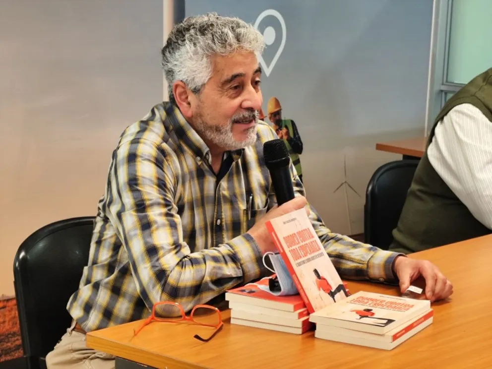 El docente  y pastor evangélico serenense, Marcelo Valenzuela Norambuena, plasmó en un libro "Correr contra toda esperanza" su experiencia personal frente al cáncer. (Foto: Cedida)