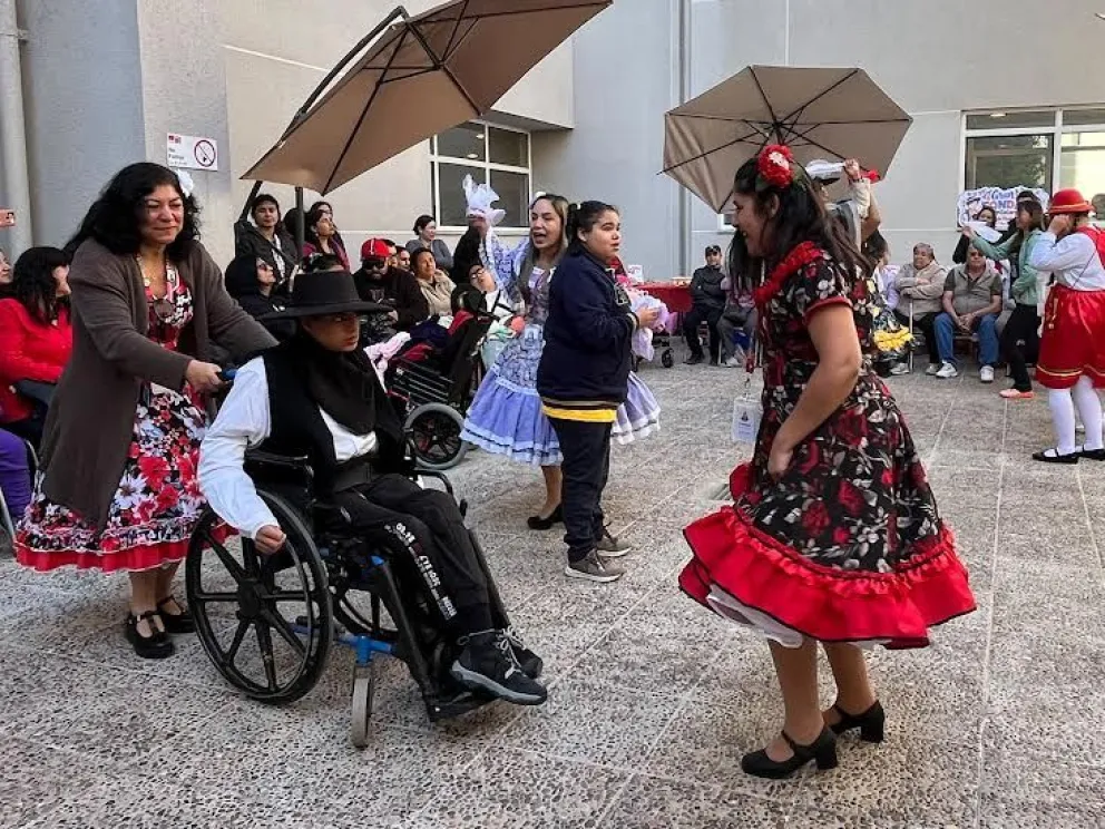 Para los apoderados, especialmente quienes reciben atención en modalidad domiciliaria, este encuentro constituyó una oportunidad para compartir y construir redes de apoyo. (Foto: Cedida)