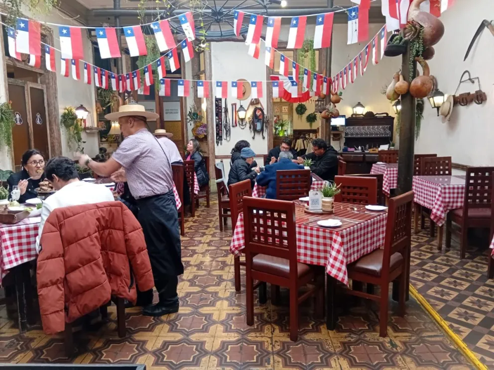En “Donde El Guatón” se puede encontrar comida casera y parrilladas, además de los mejores vinos y aperitivos. Se única en calle Brasil N°750, en pleno centro de La Serena. (Foto: Oscar Rosales)