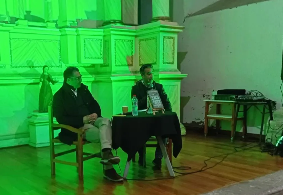 Mauricio Palma y Raúl Campos, durante la presentación del libro “El rol que jugó Chile en la Guerra de Las Malvinas”.