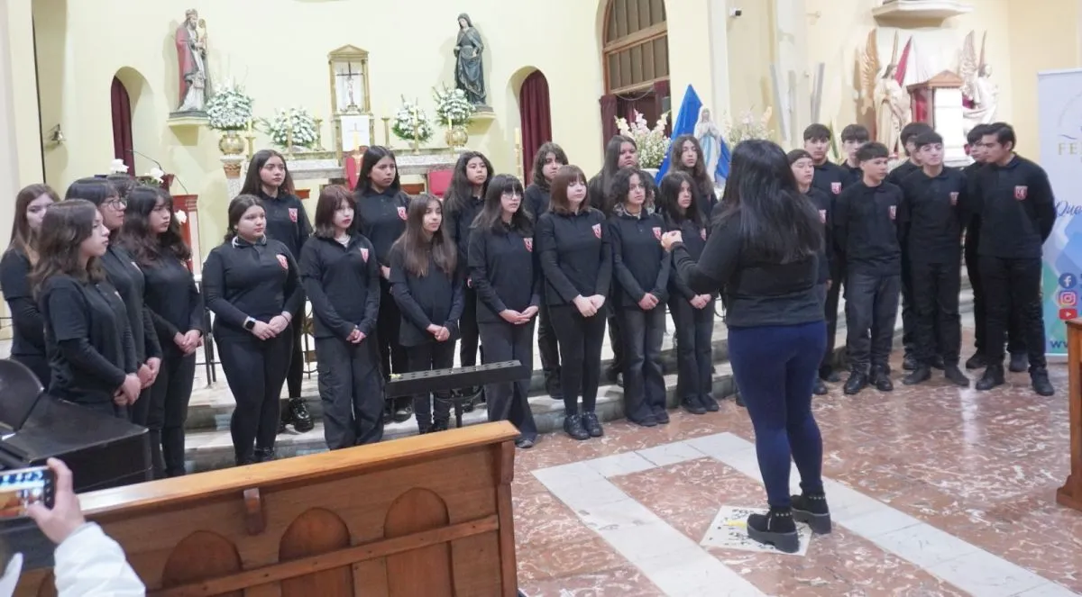 Coro de Vicuña lleva música del Valle del Elqui a Rapa Nui en gira histórica Coro de Vicuña lleva música del Valle del Elqui a Rapa Nui en gira histórica