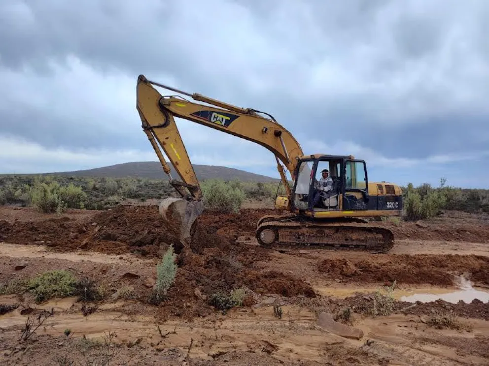 Maquinaria pesada continúa interviniendo caminos rurales del Limarí, mientras algunas rutas aún mantienen soluciones provisorias y trabajos pendientes. (Foto: Cedida)