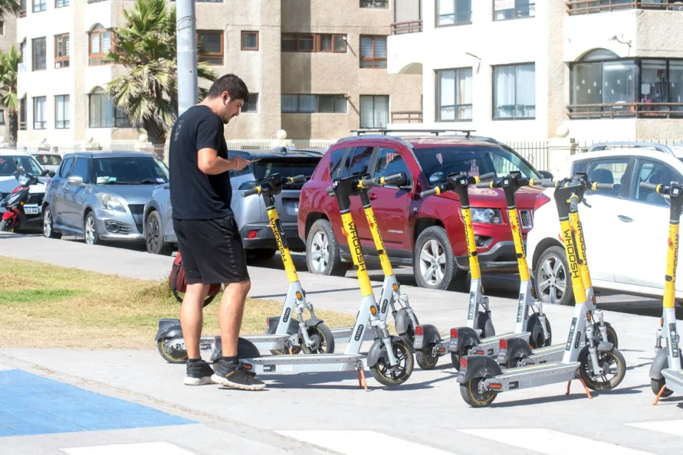 Un promedio de dos accidentes mensuales se registran por el uso de scooters eléctricos en La Serena. (Foto: Cristian Silva)