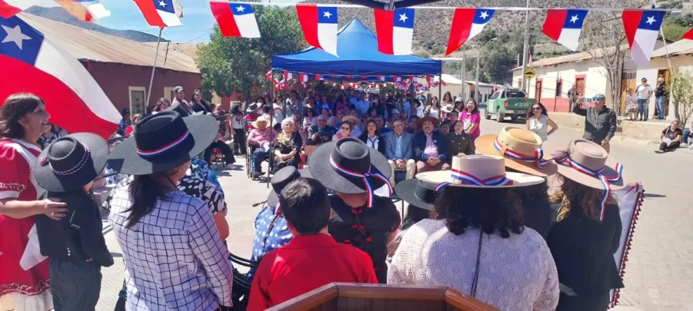 Vecinos de Pichasca participan en una de las tradicionales celebraciones de Fiestas Patrias que cada año reúnen a familias y organizaciones de la localidad. (Foto: Cedida)