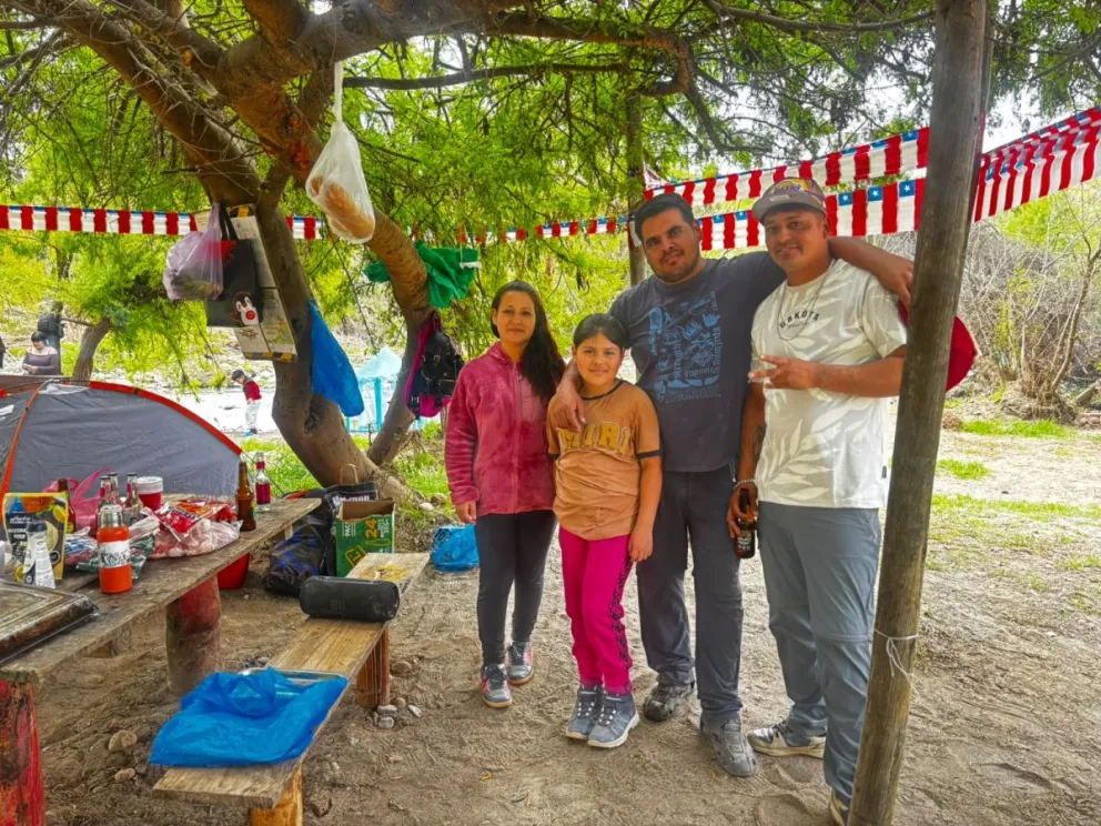 Familias comenzaron a reunirse desde este 17 de septiembre en Puente Viñita para mantener viva la tradición de hacer pampilla y compartir al aire libre. (Foto: El Ovallino)