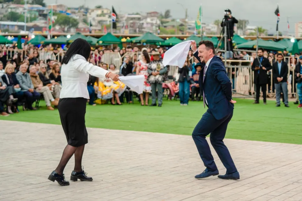 El tradicional pie de cueca con que se abrió el evento, fue protagonizado por el alcalde Manouchehri y la alcaldesa de La Higuera, Uberlinda Aquea. (Foto: Cedida)