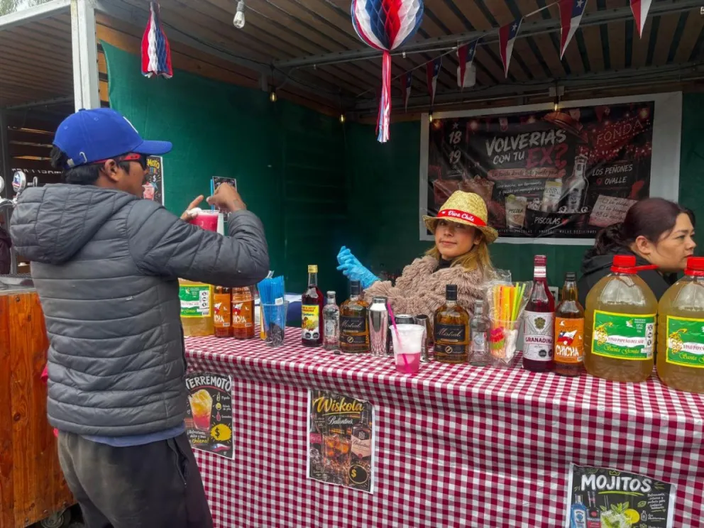 Los puestos de bebestibles también forman parte de la oferta de la Pampilla de Los Peñones, con preparados cuyos valores varían según el producto.