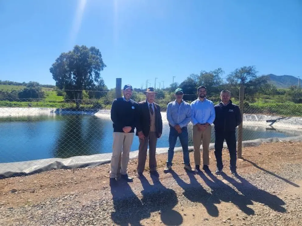 El embalse de regulación corta permite acumular 10.480 metros cúbicos de agua, fortaleciendo el riego de cultivos y la actividad productiva en el sector de El Ingenio, en Ovalle.