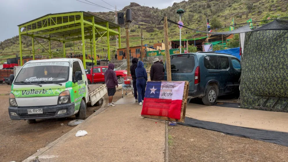 Los comerciantes y emprendedores de la Pampilla de San Isidro debieron retirar sus instalaciones debido a las intensas ráfagas de viento y precipitaciones que obligaron a suspender las actividades de Fiestas Patrias. (FOTO: Cristian Silva)