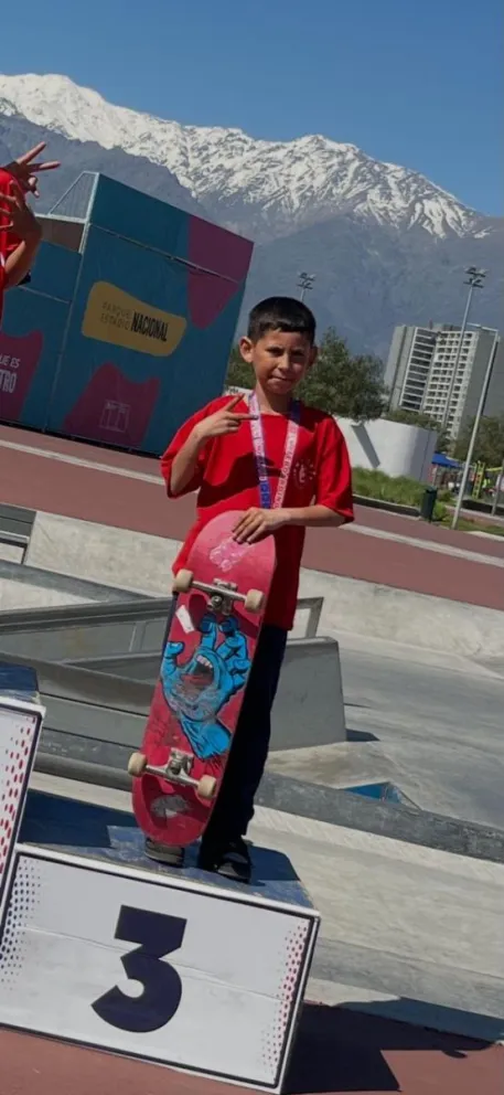 Entre las clases, los entrenamientos y los viajes, Simón Godoy mantiene una meta que entusiasma a toda su familia: seguir creciendo sobre la tabla. (Foto: Cedida)