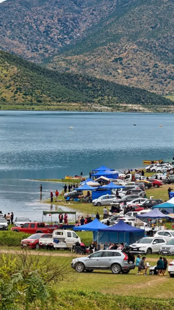 La recuperación del embalse La Paloma ha vuelto a atraer a familias y visitantes a sectores como Las Ruinas o la Isla Condorito. (Foto: Cedida)