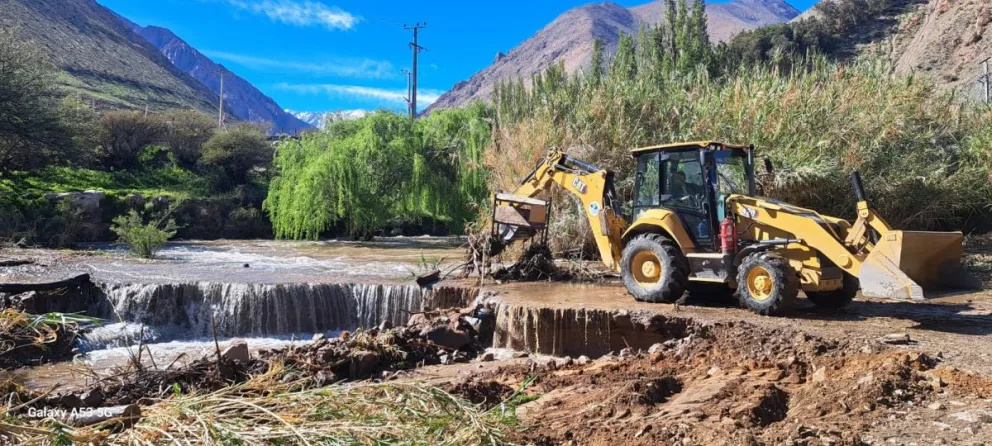 Funcionarios del municipio de Paihuano trabajan en el sector del bypass de ingreso a Cochiguaz. al costado del puente Negro, para evitar el desborde del río Claro. (Foto: Cedida)