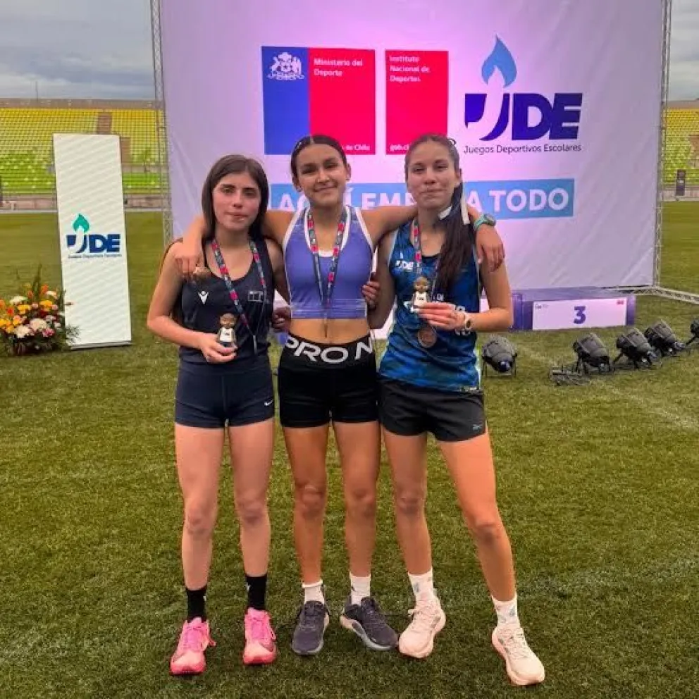 Florencia Tapia  Villalobos, alumna de octavo básico del Colegio San Viator de Ovalle, ganó la medalla de bronce en la prueba de los 2.000 metros planos. (Foto: JDE)