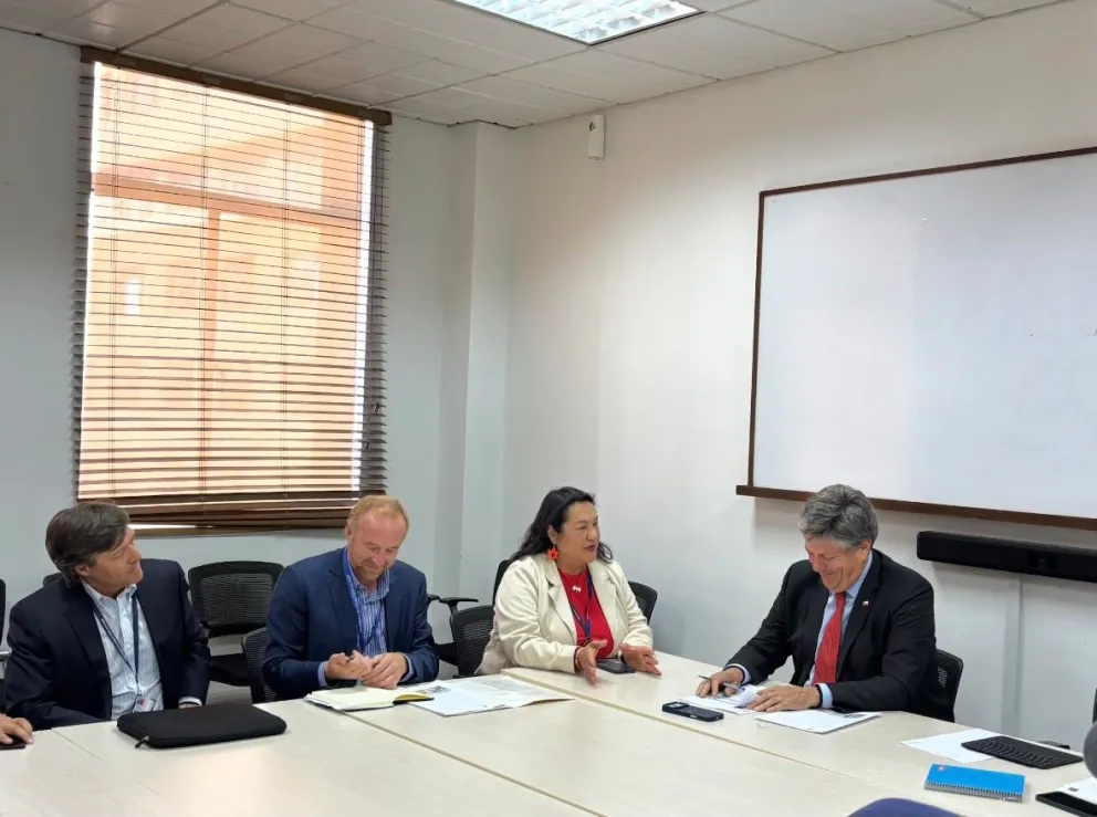 La alcaldesa Marta Angélica Carvajal planteó ante el MOP la reactivación de los embalses Murallas Viejas y La Tranca. (Foto: Cedida)