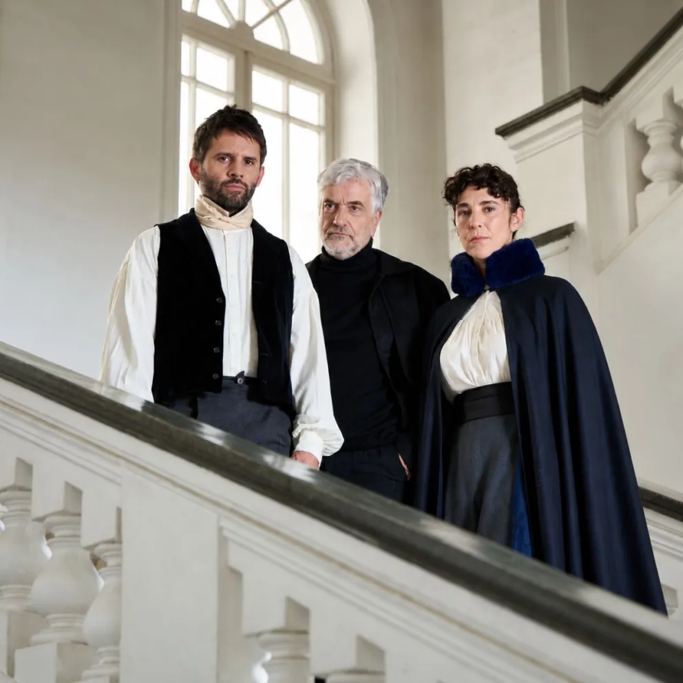 “Acreedores”, escrita por el dramaturgo sueco August Strindberg hace más de 130 años, es protagonizada en esta versión por Francisco Reyes, Mario Horton y Trinidad González.