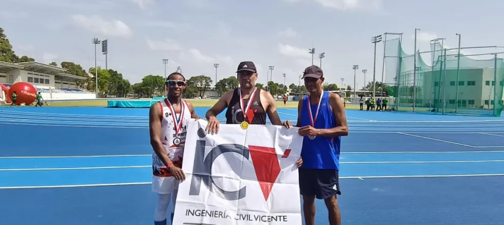 Mario Bahamondes de Rivera celebró en Santo Domingo una destacada actuación que le permitió regresar a Ovalle con dos medallas de oro.