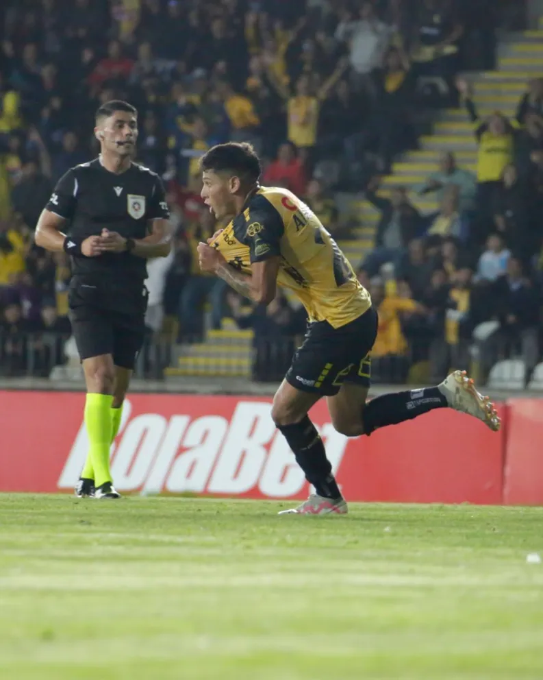 Para los canteranos,  Joshua Arancibia y Gino Alfaro, el desafío ante los loínos, permite demostrar que están preparados para mantener un lugar en el equipo. (Foto: Coquimbo Unido)
