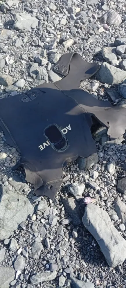 Los restos del traje de buzo que llevaba Carlos Aquea fueron encontrados en el mismo sector donde el deportista habría ingresado al mar. (Foto: Cedida)