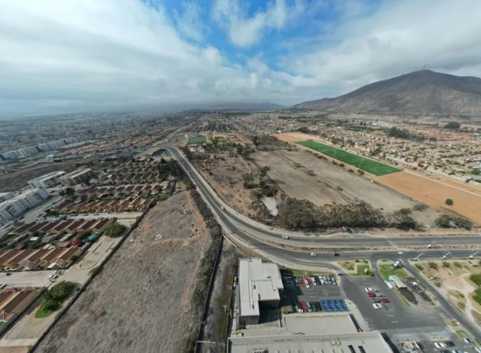 Los concejales sostienen que, hasta donde han podido constatar, no existirían antecedentes para el uso de los terrenos aledaños a las obras del hospital. (Foto: Cedida)