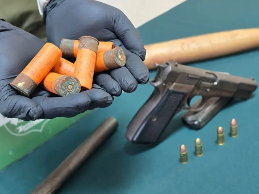 En el procedimiento fueron incautadas una pistola, una escopeta y dos rifles, además de municiones, elementos hechizos y un bate de béisbol. (Foto: Cedida)