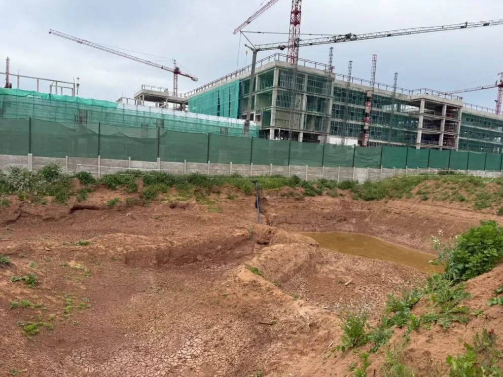 Desde el municipio se instruyó la fiscalización inmediata de la Dirección de Obras Municipales (DOM) para revisar in situ el uso de terrenos municipales y determinar si corresponde adoptar acciones. (Foto: Cedida)
