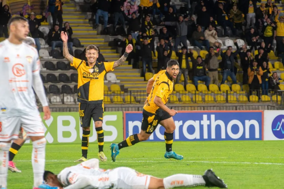 Imagen del festejo del conjunto aurinegro por su avance a los cuartos de final de Copa Chile gracias a los goles de Riveros y Vadalá. (Foto: Cristian Silva)