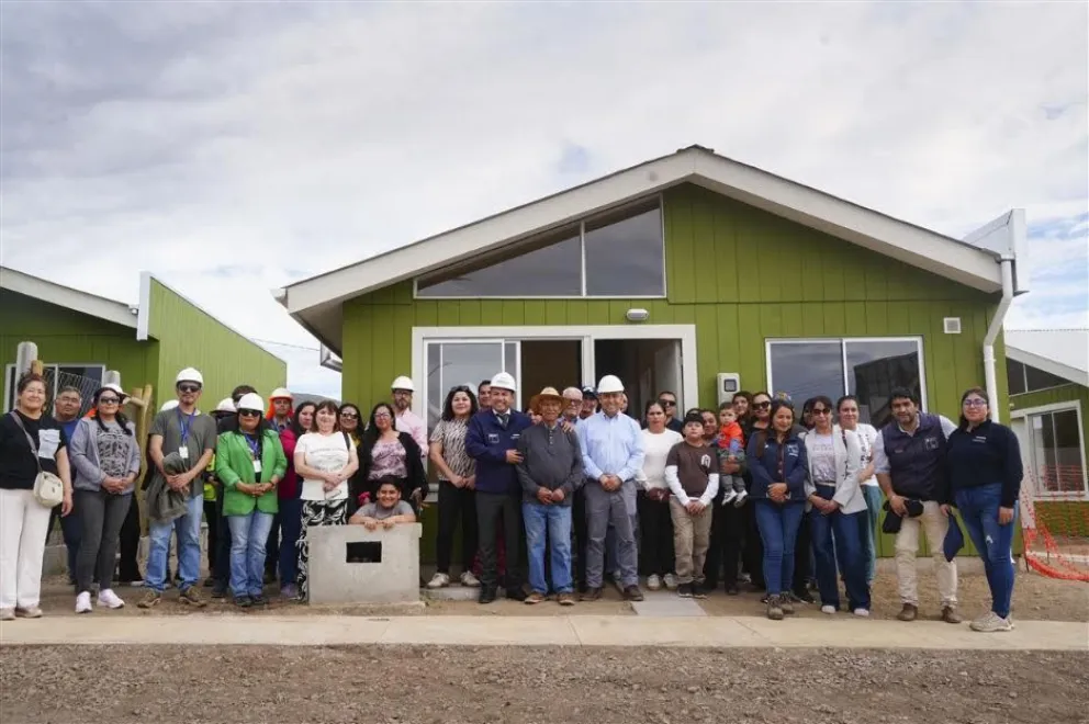 Los integrantes del comité habitacional Adonay de El Palqui, recorrieron por primera vez la casa piloto de su futuro barrio. 