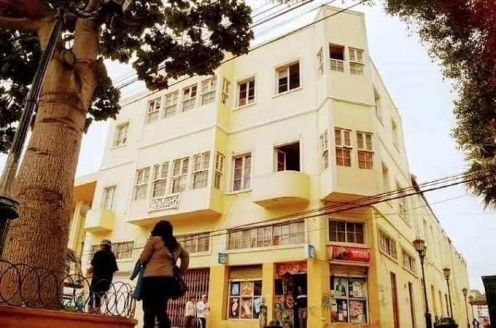 El edificio del Teatro Ohiggins se encuentra frente a la Plaza de Armas en calle Melgarejo, pero alcanza hasta la próxima cuadra de calle Varela.
