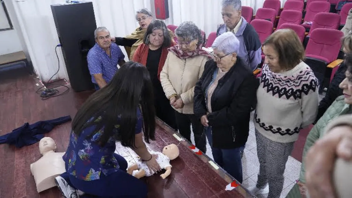 Capacitación en primeros auxilios para adultos mayores Capacitación en primeros auxilios para adultos mayores