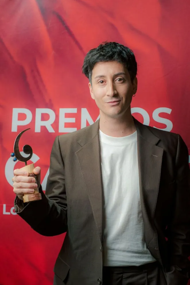 El actor ovallino Daniel Leyton posa con la estatuilla que recibió en los Premios Carmen 2026, tras ser reconocido como Mejor Intérprete Masculino de Reparto. (Foto: Cedida)