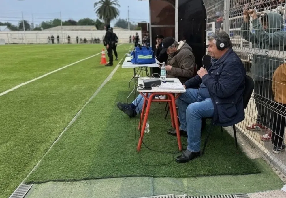 Entre buses, micros, canchas de tierra y estadios de pasto sintético, el equipo de Radio Juan Pablo Segundo FM se consolida como la voz oficial del deporte provincial de Choapa.