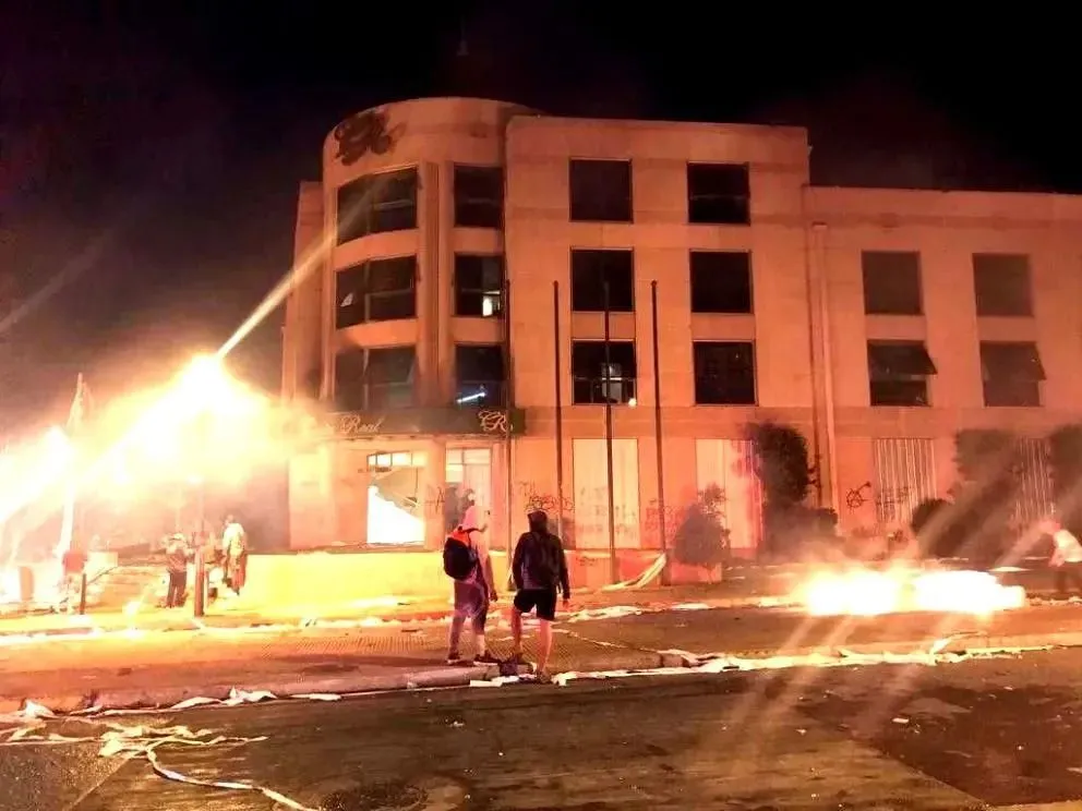 Durante el estallido, grupos violentistas y delictuales aprovechaban las jornadas de violencia para asaltar el comercio local. En la imagen, el violento saqueo del que fue víctima el hotel Costa Real en pleno centro de La Serena. (Foto: El Día)