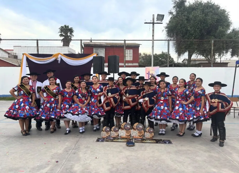 Integrantes del Club de Cueca Ecos del Valle de Ovalle celebran los cinco podios obtenidos en el Campeonato de Destrezas Coquimbo. (Foto: Cedida)