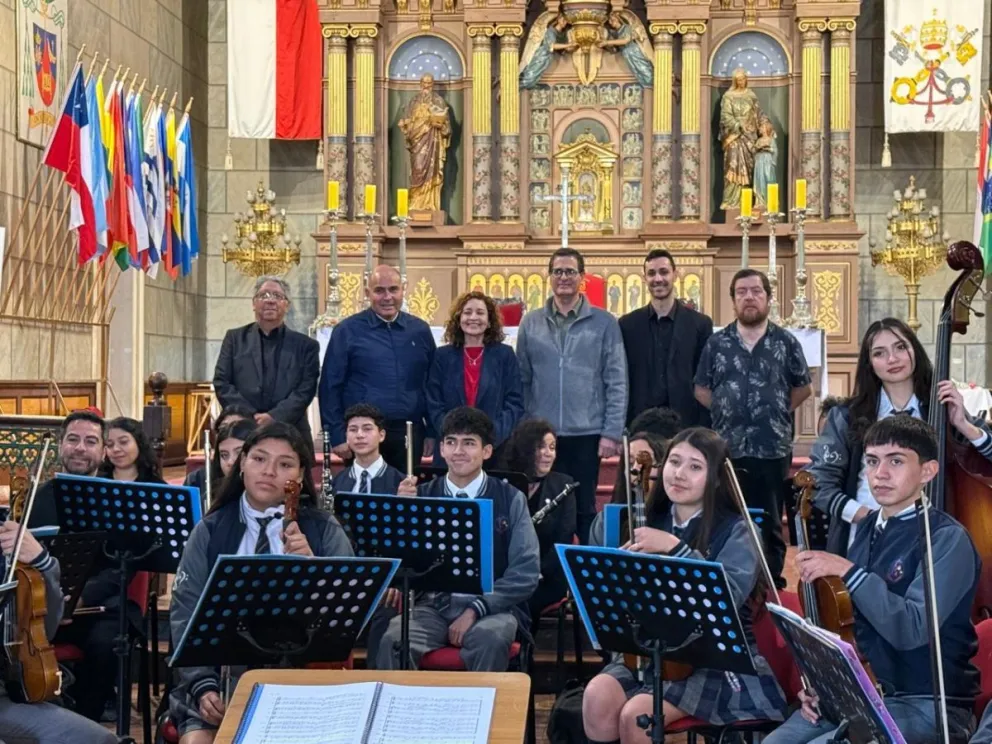 Integrantes de la orquesta, José Urquieta, director de orquesta; padre Ramón Bravo; Yenny Carmona, directora del colegio; Germán Barros, director ejecutivo Fundación Amigos de los Órganos; Matías Schwartz, organista; Ramón Sernuda, organero. Foto: Cedida