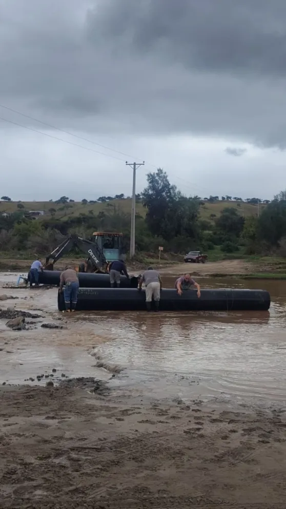 Vecinos de Camarico Viejo realizaron trabajos con recursos propios para recuperar un camino afectado por la bajada de una quebrada. (Foto: Cedida)