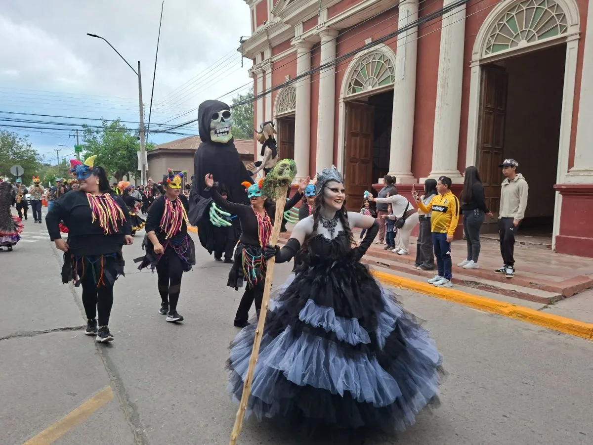 Cientos de personas disfrutaron del pasacalle y la obra “Soberbia, la muerte nunca supo tan dulce” en Vicuña