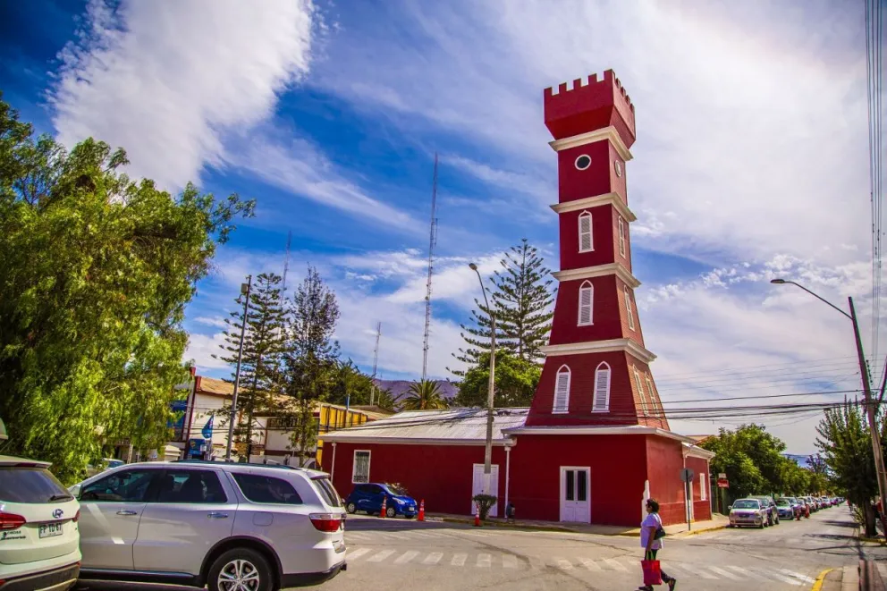 La Torre Bauer es uno de los puntos más reconocidos de vicuña y predilecto por los turistas para fotografiarse. Tiene una imponente altura de 28 metros.