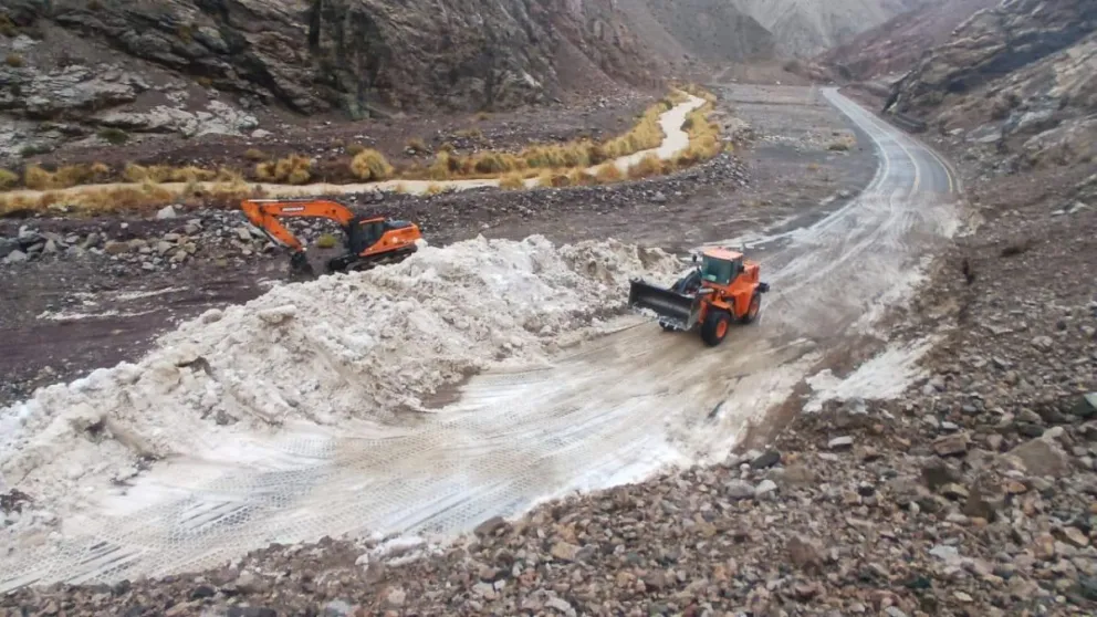 La acumulación de nieve alcanza aproximadamente los 7,82 metros en algunos sectores, situación que ha dificultado las labores de despeje. A esto se suman los daños ocasionados por aludes, derrumbes y rodados.