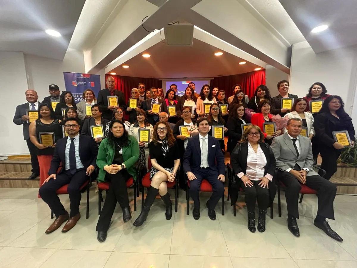 48 asistentes de la educación reconocidos por su trayectoria y aporte 48 asistentes de la educación reconocidos por su trayectoria y aporte